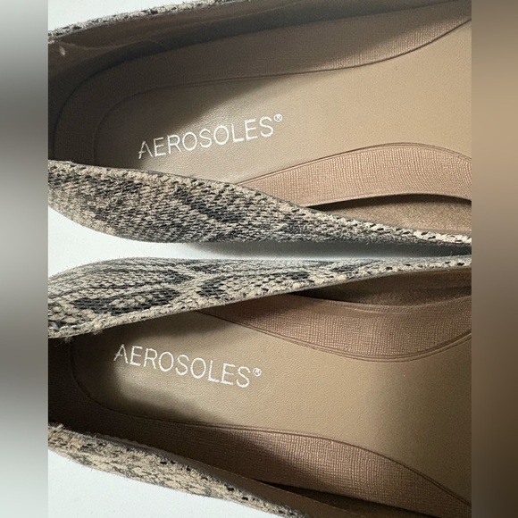 Aerosoles Sophisticated Black and Tan Leather Flats with Snakeskin Texture - Picture 10 of 14